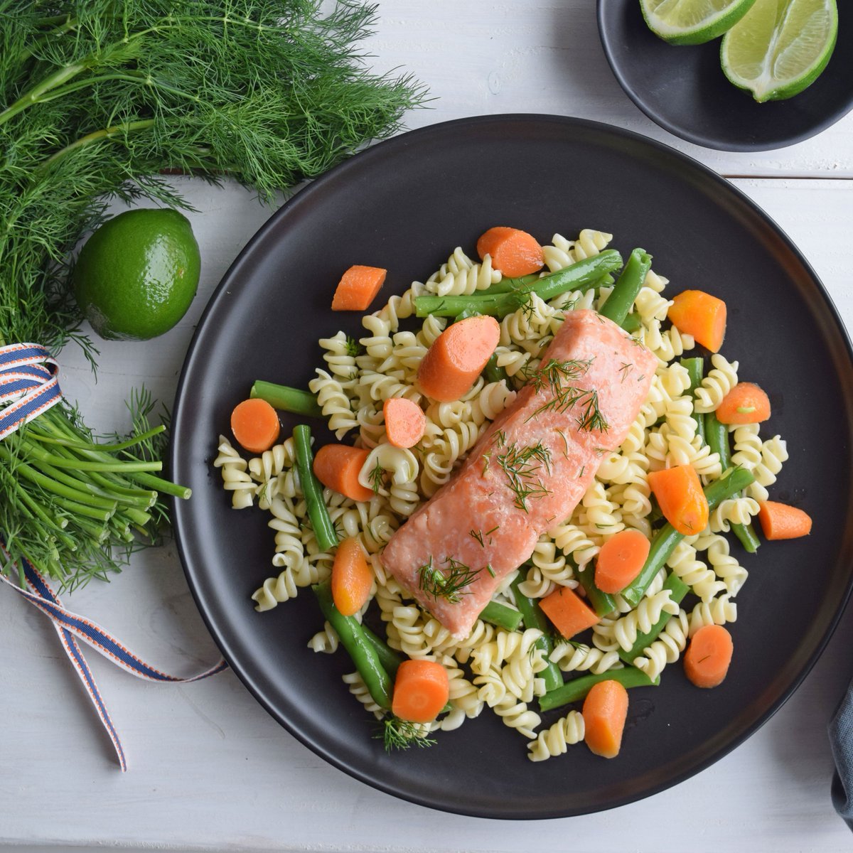 Zijn jullie ook zo gek op zalm? Probeer dan de in limoenolie gegaarde zalmfilet met spiralenpasta, sperzieboontjes en worteltjes! 🐟
