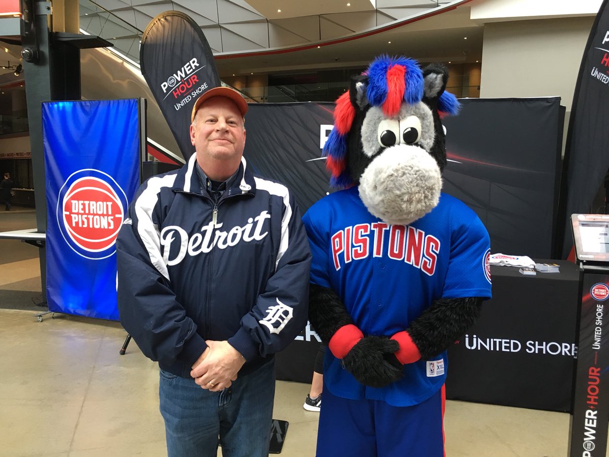2 teams. One city. Showing some <a href="/tigers/">Detroit Tigers</a> love before tonight’s <a href="/detroitpistons/">Detroit Pistons</a> game! #DetroitVsEverybody #detroitbasketball #detroittigers