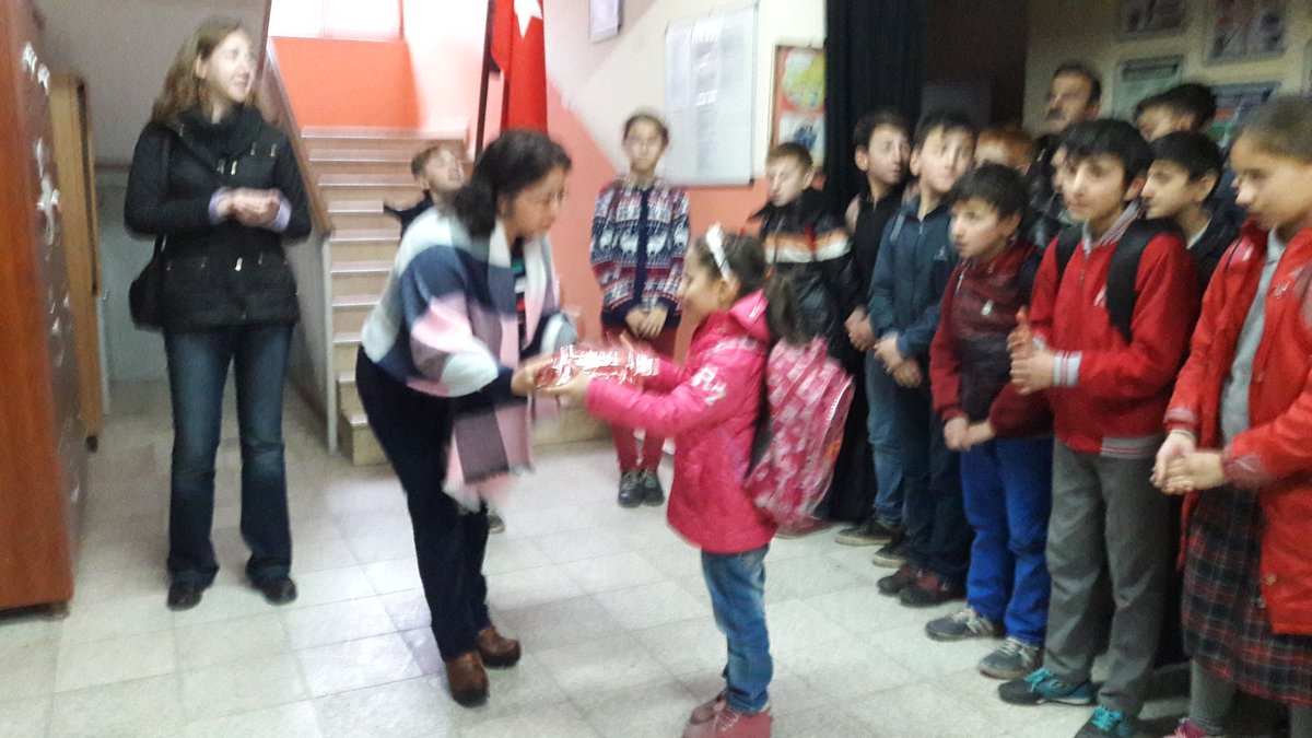 SoyleviCansel's tweet photo. #ÖğretmenineDeğerVer
 Toplumun mimari ve geleceğin inşasi için emek veren öğretmen değer görmeli şiddetten ve örselenmekten uzak olmalıdır. https://t.co/KEaAlFGys0