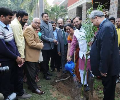 RealHistoryPic's tweet photo. Minister of HRD showing students Guardian that there's no leak, New Delhi.(2018) https://t.co/5O47yD17sE