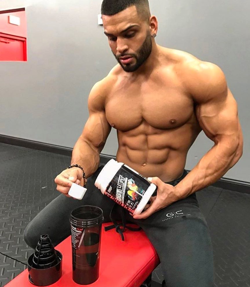 NutrexResearch's tweet photo. #Repost - #OUTLIFT pre-workout helps in giving me quick strong long lasting energy to make sure I kill my workout &amp; able to keep cutting effectively 💪🏼

📷: Gerardo Gabriel

#Nutrex #TeamNutrex #preworkout #clinicaledge https://t.co/rglkjmWHN8