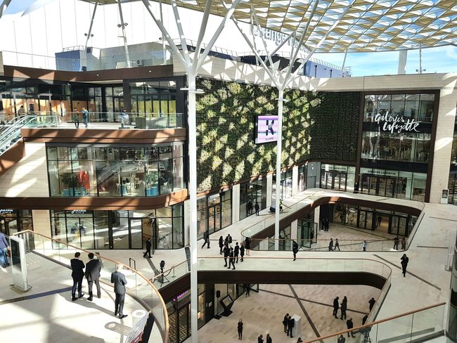 appearhereFR's tweet photo. #LePrado, nouveau centre commercial de 23 000 mètres carrés inauguré hier à Marseille, face au Stade Vélodrome. Via @FNW_FR https://t.co/cE97UrBicu https://t.co/tUdwD3Knfl