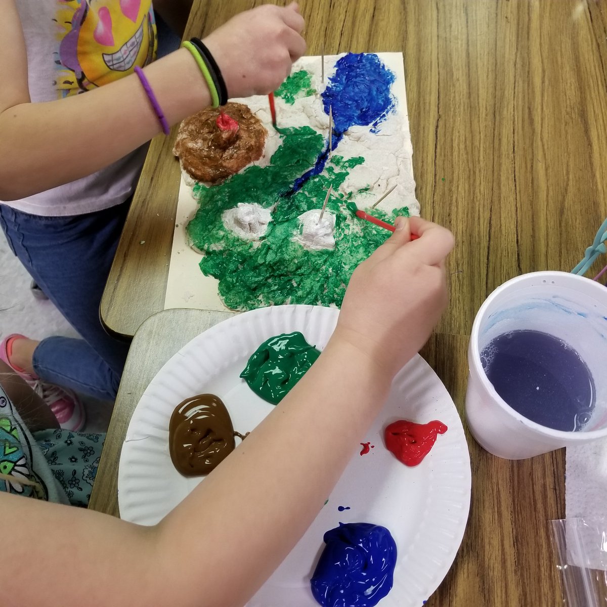 McKinneysMinion's tweet photo. Learning about and creating landforms. @aolets_go @GravelyKristen https://t.co/0CsIvhWMiM