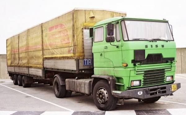 Kleyntrucks's tweet photo. An unique truck: probably the original (Finnish) Sisu cab was rotten, so the Hungarian owner put a DAF cab (bought at Raba in Gyor?  They used this cabs too) very high on the chassis. #nostagia https://t.co/Ca16c4TPAu