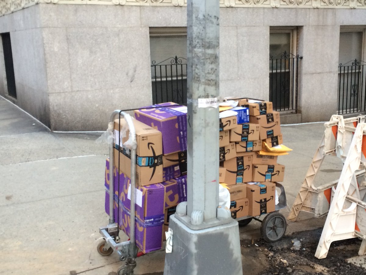 FilmProfessor9's tweet photo. @MSNBC Scene-outside-our-building-at-lunchtime-in-NYC.
Taxes-paid-on-all-those-items-Mr-Trump
$AMZN
#TrumpAmazon
#AttackingWAPO
#Bezos https://t.co/iOVD1TqWXK