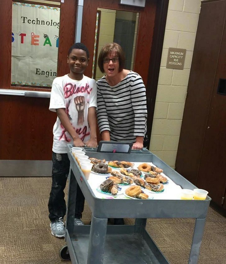 kakornas's tweet photo. Time to deliver donuts! #4dozen #FOCUS https://t.co/NlNi8ag4nk
