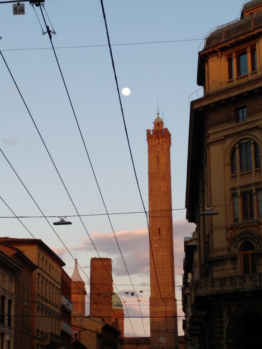 gpamplo's tweet photo. Acabada la #BCBF18, passegem per #Bologna amb @mariatortajada i encetem un viatge d’uns dies per Itàlia. https://t.co/WQS4v3ek5j