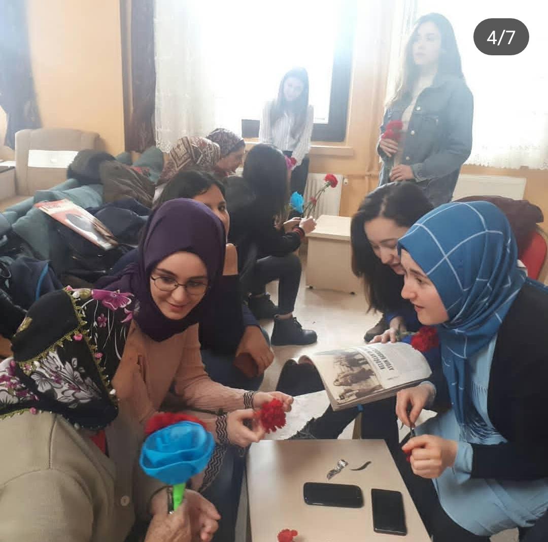 ybilgitoplulugu's tweet photo. 54. kütüphane haftası kapsamında düzenlediğimiz Öğretmen Necla Kızılbağ Huzurevinde kitap okuma etkinliğini gerçekleştirdik. https://t.co/xzEWuQjHTq