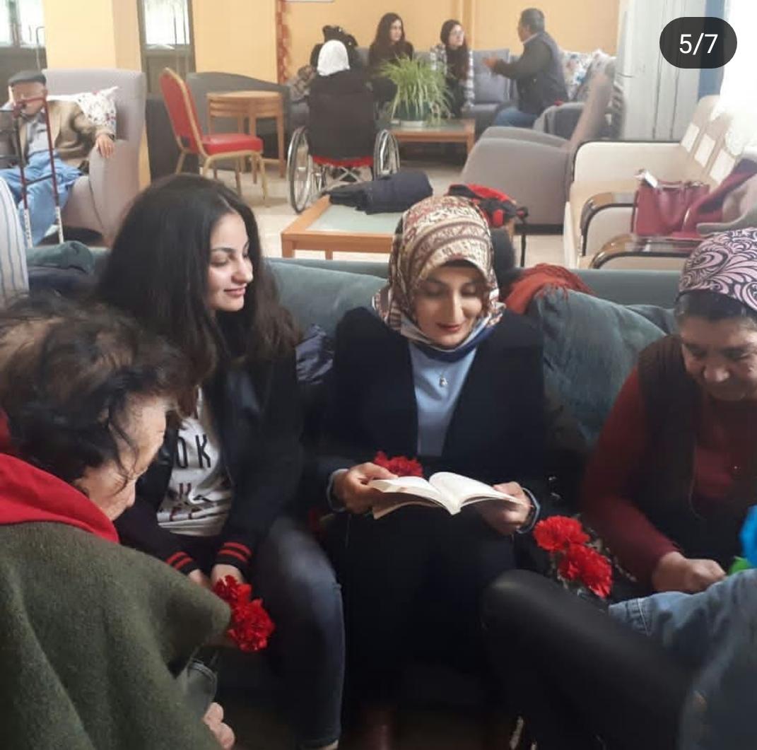 ybilgitoplulugu's tweet photo. 54. kütüphane haftası kapsamında düzenlediğimiz Öğretmen Necla Kızılbağ Huzurevinde kitap okuma etkinliğini gerçekleştirdik. https://t.co/xzEWuQjHTq