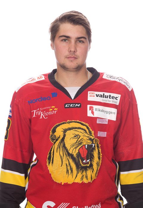 SKLejon's tweet photo. #13 Timoty Lundstedt!

Timoty spelade 29 matcher och noterades för 4 poäng, fördelade på 3 mål och 1 assist. Han spelade även 1 match med Lejons J20 där det blev ett assist och 5 matcher med Boliden där han gjorde 2 poäng (1 mål och 1 ass).
Utvisningsminuter: 6
+/- statistik: -2 https://t.co/Xj8gWTy0zL
