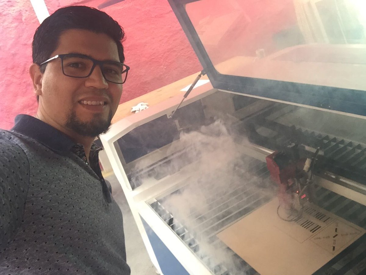 Espolam's tweet photo. 📸 En las fotografías: Elaboración de prototipos de cajas cosecheras para lo que será nuestro proceso de validación de Espolam en los próximos días 🍒 Gracias @TarapacaLabs por el apoyo en este proceso 👏. #ESPOLAM #EMPRENDIMIENTO #TLabs https://t.co/JzcEGufmq9