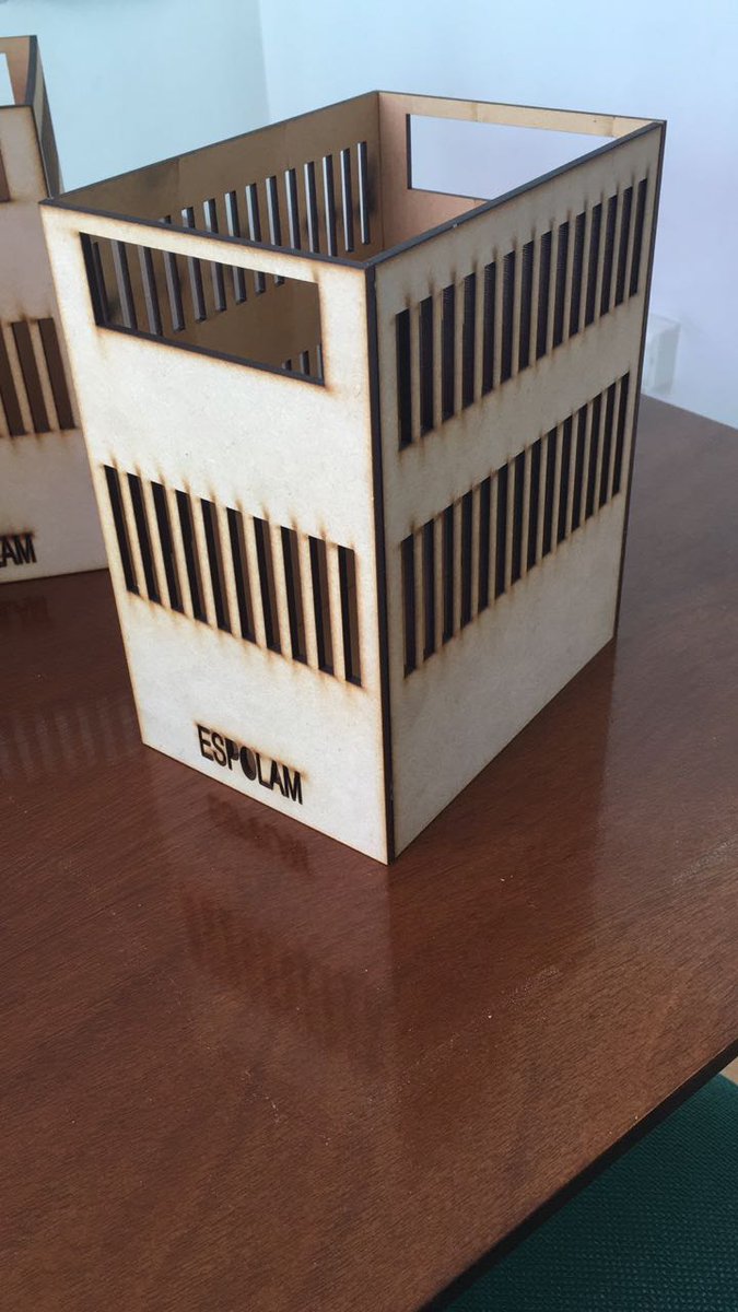 Espolam's tweet photo. 📸 En las fotografías: Elaboración de prototipos de cajas cosecheras para lo que será nuestro proceso de validación de Espolam en los próximos días 🍒 Gracias @TarapacaLabs por el apoyo en este proceso 👏. #ESPOLAM #EMPRENDIMIENTO #TLabs https://t.co/JzcEGufmq9