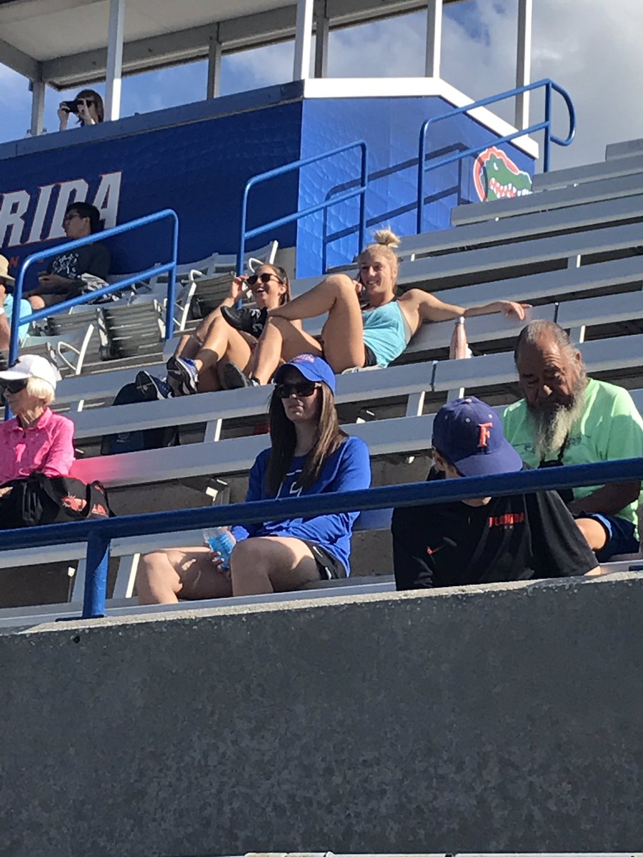 GatorsWTN's tweet photo. #GatorLove @GatorsGym royalty at The Ring! @alexmcmurtry and @RachelSlocum cheering on their #Gator sisters! #GatorsSupportGators https://t.co/W7QBQGeDox