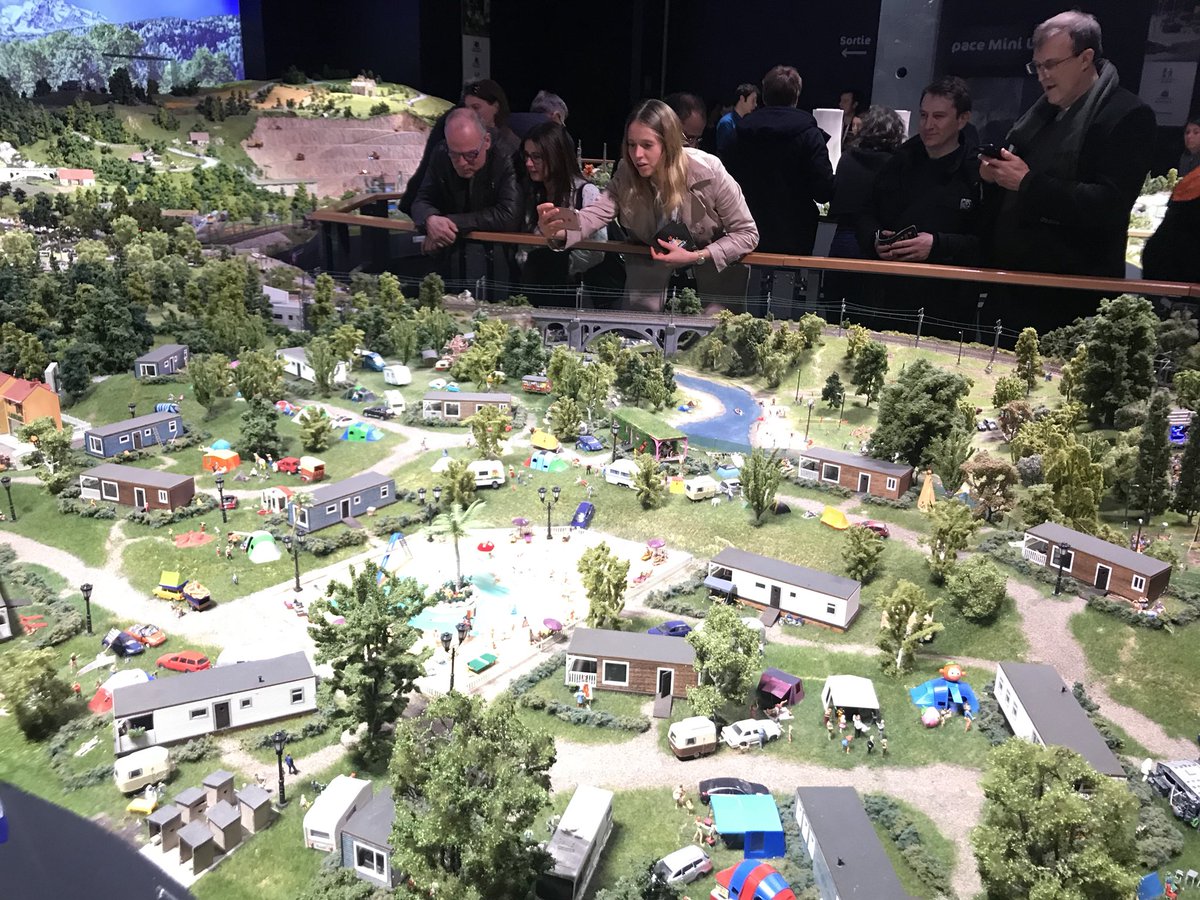 YCUCHERAT's tweet photo. Lancement de l’espace #MiniLyon à @MiniWorldLyon qui reprendra d’ici la fin d’année les œuvres de la @FeteLumieres sur la presqu’île. Une ambiance féerique #Lyon https://t.co/9zNdXDYExA