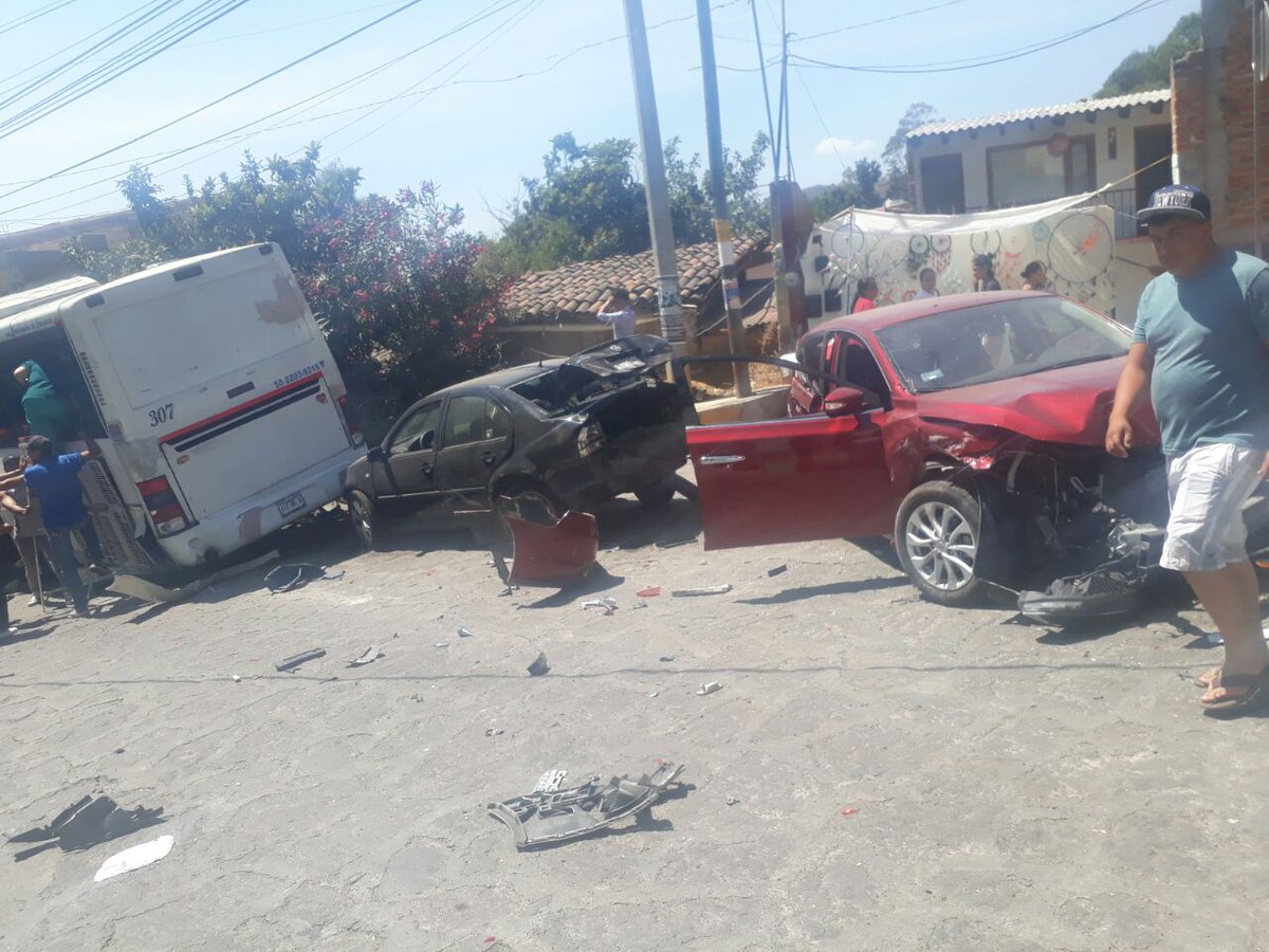 SS_Edomex's tweet photo. #SSTeInforma Accidente sobre la Estatal Toluca - Valle de Bravo km 56, al finalizar la autopista; se registran 15 personas lesionadas. La #SS en coordinación con Policía Municipal de #ValleDeBravo y cuerpos de emergencia se encuentran brindando apoyo. #TomaTusPrecauciones https://t.co/1ZeoRSVY5o