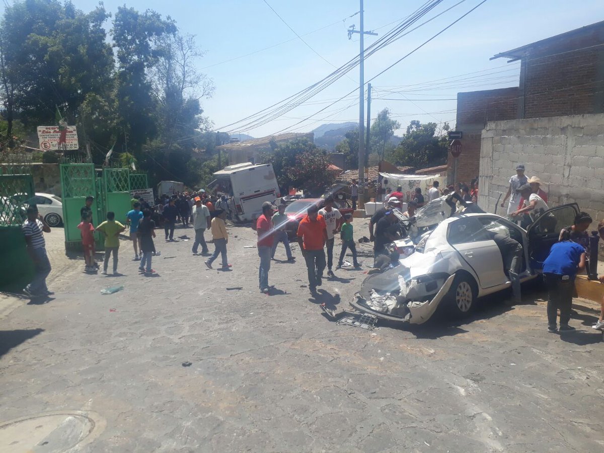 SS_Edomex's tweet photo. #SSTeInforma Accidente sobre la Estatal Toluca - Valle de Bravo km 56, al finalizar la autopista; se registran 15 personas lesionadas. La #SS en coordinación con Policía Municipal de #ValleDeBravo y cuerpos de emergencia se encuentran brindando apoyo. #TomaTusPrecauciones https://t.co/1ZeoRSVY5o