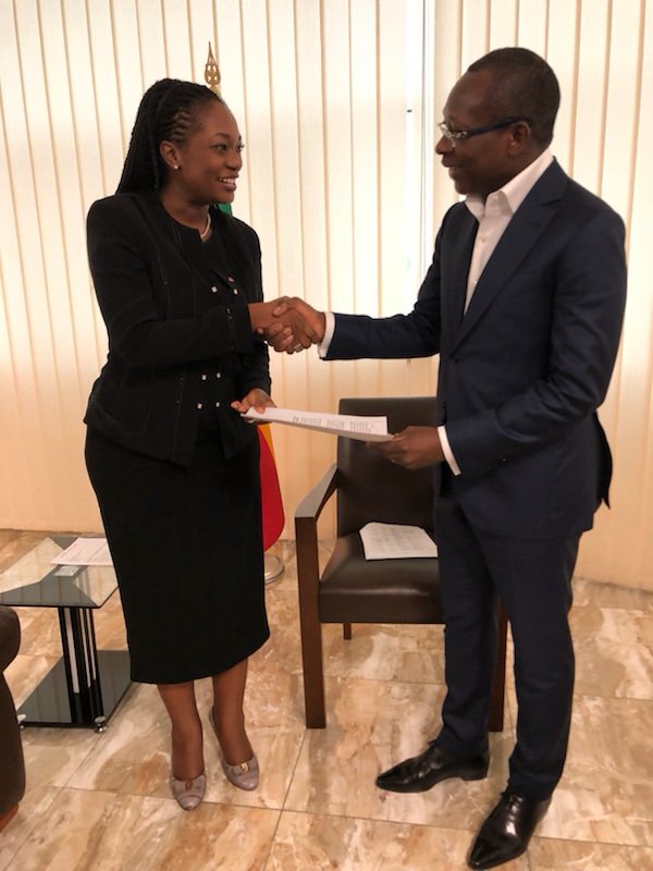 TonyElumeluFDN's tweet photo. #TEF Director of Partnerships &amp; Evaluation @IfeyinwaUgo presenting a letter to inform the President of Benin Republic, H.E Patrice Talon about the recently selected @TonyOElumelu Entrepreneurs from his country at the Government House in Cotonou today. #TEF2018 https://t.co/Oss4MkzcQk