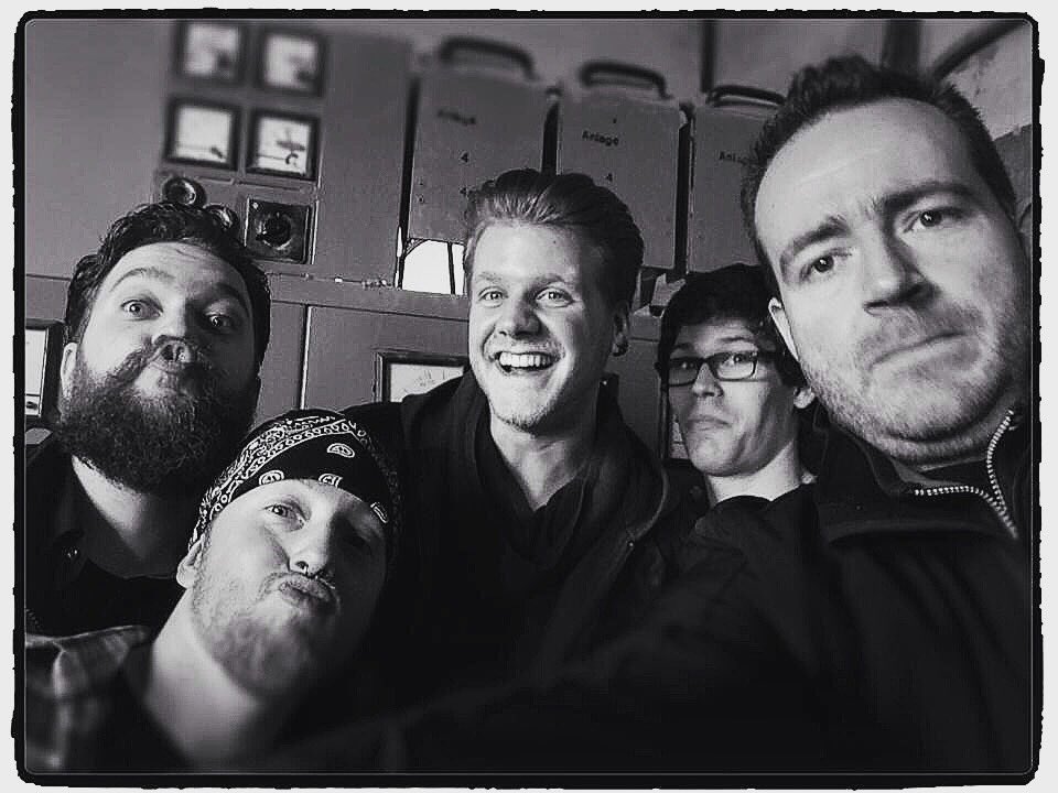 Sindustry_Metal's tweet photo. [throwback|thursday] SELFIE-TIME 🤟😜🤟 wir sind immer seriös... IMMER! 
—
#tbt #throwbackthursday #2014 #Metal #Music #metalband #band #StraightOuttaFrankfurt  #hardnheavy #riffs #groove #emotion #stoeffelpark #selfie #wokeuplikethis #naturalbeauty https://t.co/1k4wrE6OEP