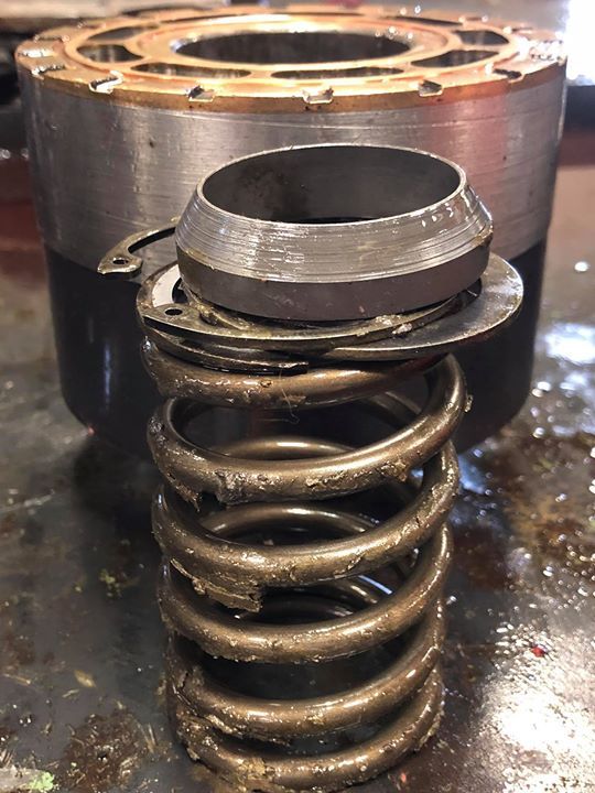 herrs_hydro's tweet image. Our latest victim. A dynapower 6x6 out of a Gleaner unit. The retained plate wore a nice groove into the piston heads. Also, leftover contamination from a prior issue piled up in the cylinder block and spring. #keepemclean #herrshydro #makingyourhydrogreatagain
