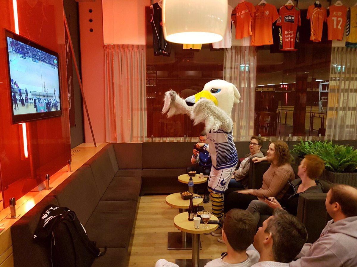 LandstedeBasket's tweet photo. Victory juicht samen met een groep fans @LandstedeSport voor onze toppers! Tussenstand inmiddels 15-19 in ons voordeel! #Hammertime #ZWOLLE https://t.co/j25YepQB0r