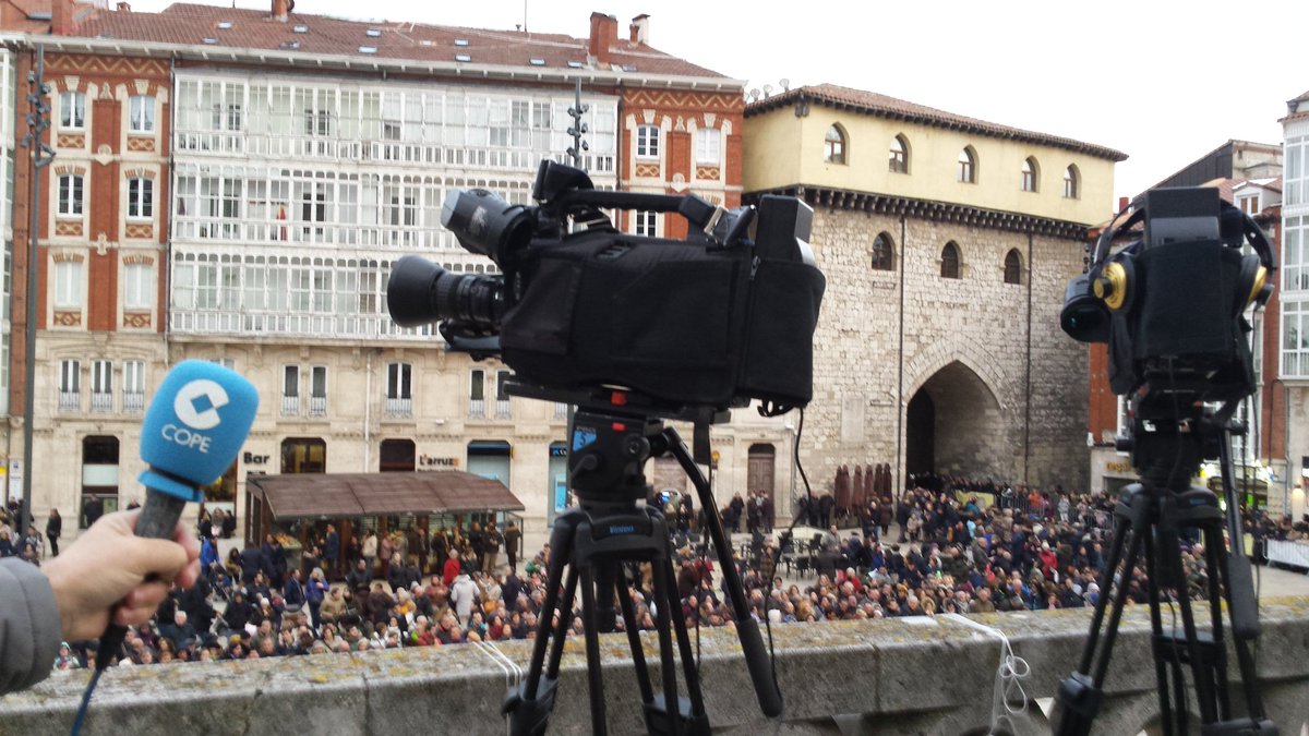 COPEBurgos's tweet photo. Todo listo para comenzar la retransmisión de la Procesión del Encuentro en directo a través del #FacebookLive de COPE Burgos. Enseguida empezamos. https://t.co/W8DgycsL42
