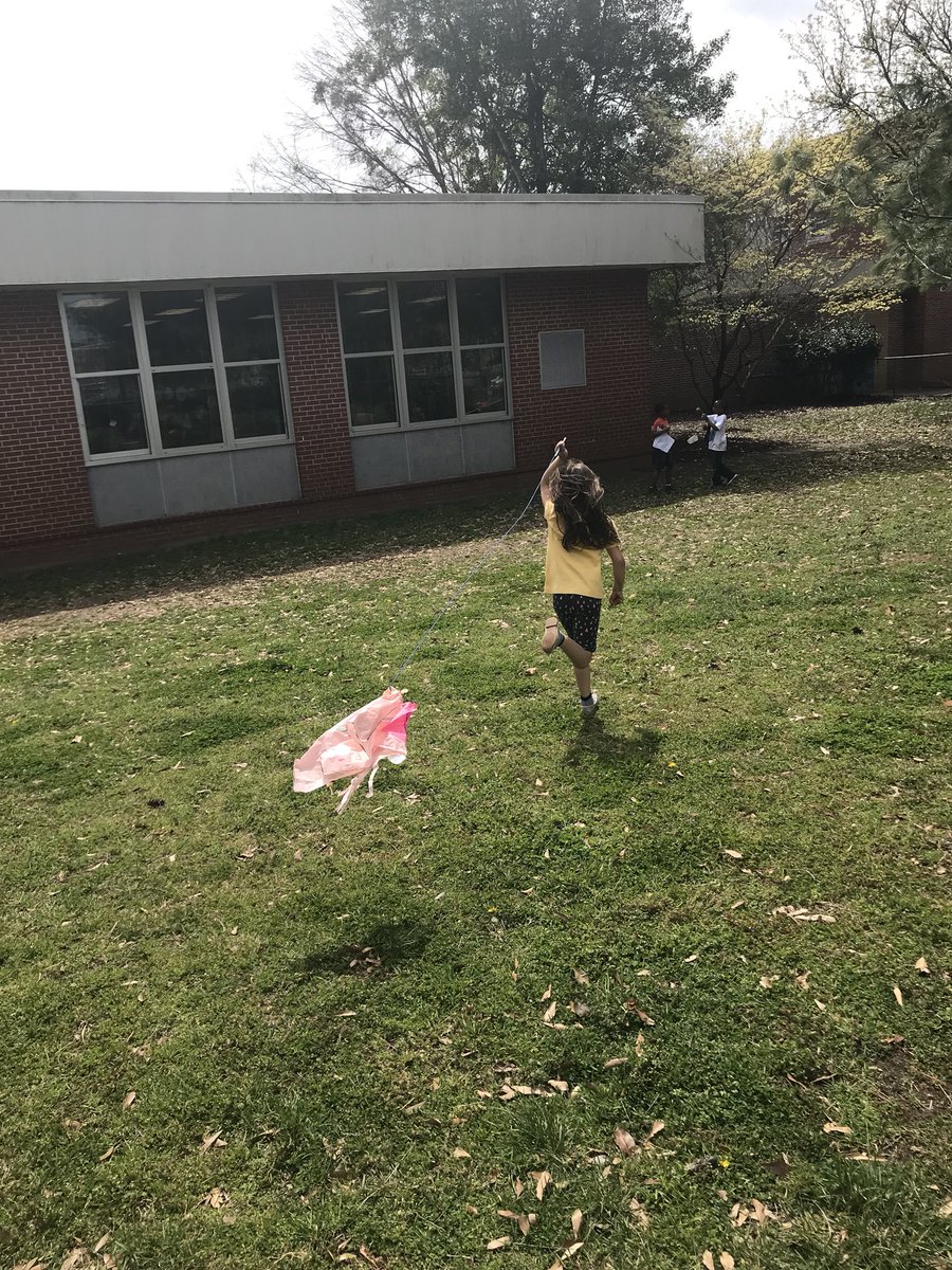 MrsDukesclass's tweet photo. We spent all week researching and engineering our kites, now let’s put them to the test! @HunterPrincipal https://t.co/XXpvLRrHpF