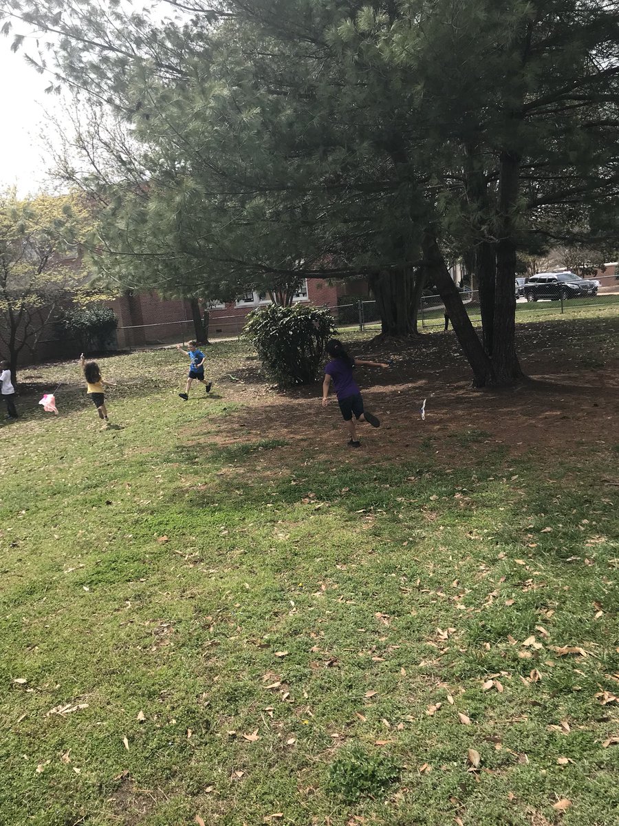 MrsDukesclass's tweet photo. We spent all week researching and engineering our kites, now let’s put them to the test! @HunterPrincipal https://t.co/XXpvLRrHpF