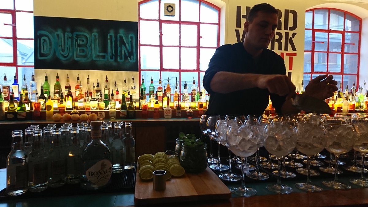 GabyGuedezH's tweet photo. Just arrived to the @DubBarAcademy for the all Leinster edition of the @PoachersWell G&amp;T Club! Looking forward to try the perfect serves of @GlendaloughDist @Bonac24IrishGin @DublinCityGin and @MorIrishgin https://t.co/2MQBpBzIgq