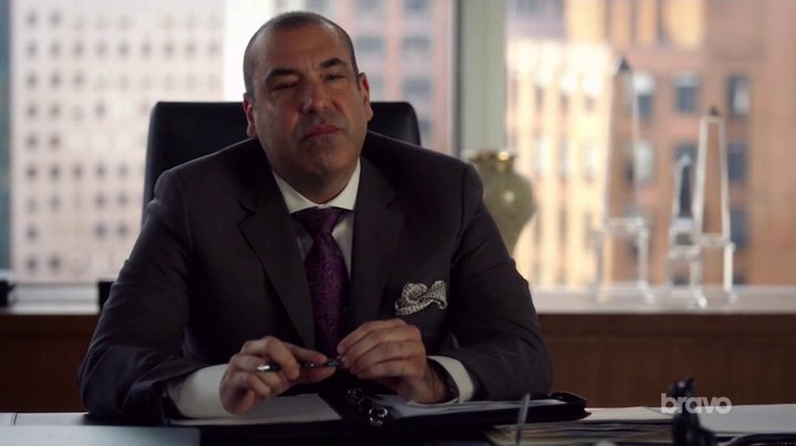 KingSuitor's tweet photo. Louis is really holding his own. Cheers to a more mature Louis 🥂🙌#Suits #S07E11 https://t.co/IwIkRObA8W