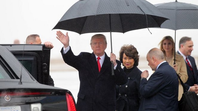 clevelanddotcom's tweet photo. President Donald Trump exits Air Force One at Cleveland Hopkins International airport. Trump is in Northeast Ohio Thursday to speak in Richfield about infrastructure.
Photos: Joshua Gunter, https://t.co/bZO8B8L2qj https://t.co/18eKDVcR8c