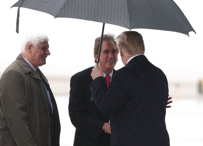 clevelanddotcom's tweet photo. President Donald Trump exits Air Force One at Cleveland Hopkins International airport. Trump is in Northeast Ohio Thursday to speak in Richfield about infrastructure.
Photos: Joshua Gunter, https://t.co/bZO8B8L2qj https://t.co/18eKDVcR8c