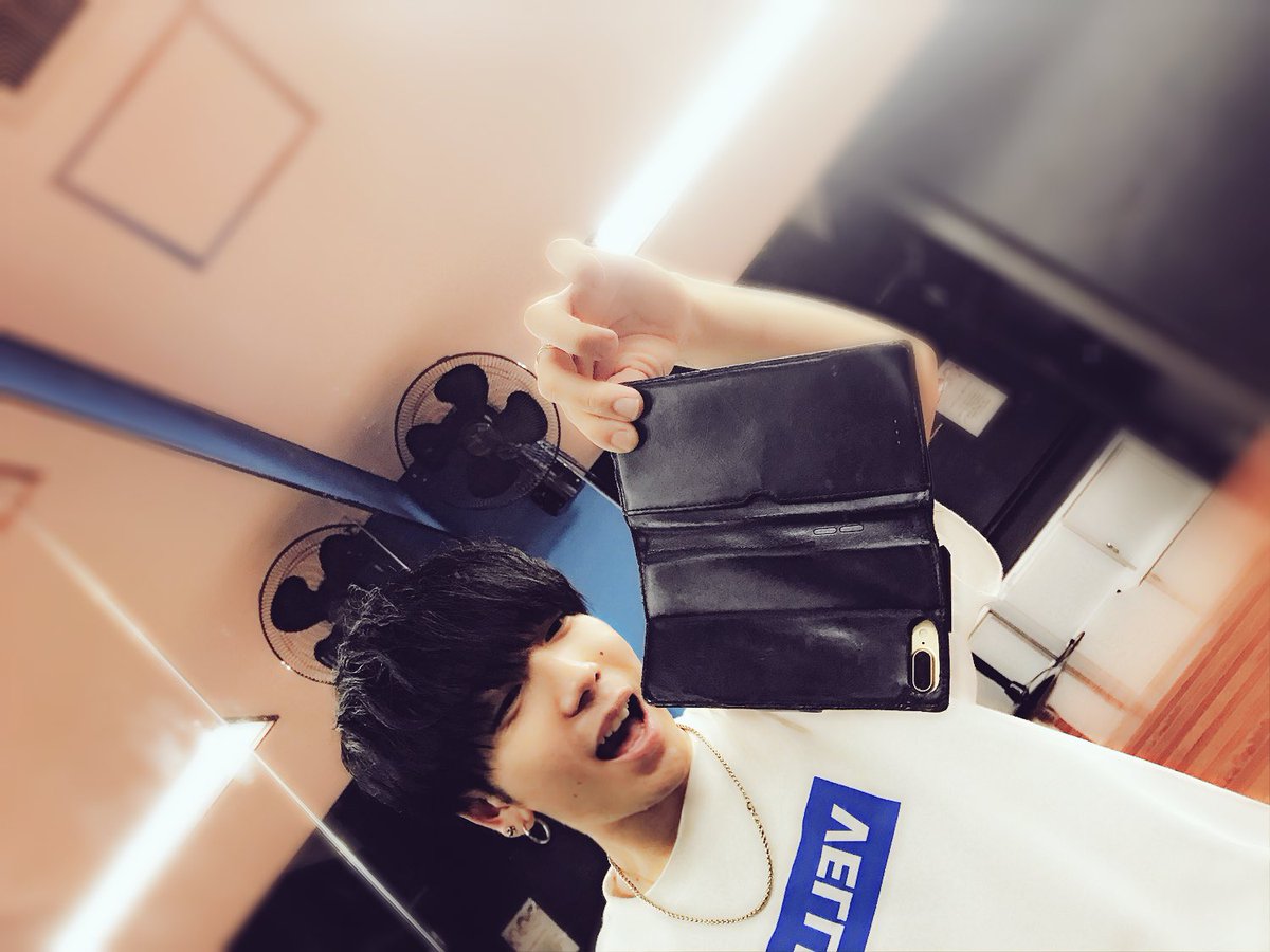 AOHA_kazuya's tweet image. 練習おーわり！！！

カラオケ配信も来てくれて
ありがとうなぁ。最後電波悪くなっちゃって申し訳ない。リクエストもありがとう😊

おかげで練習がんばれました！

VELLE.JＴシャツの時期がやって来ましたよみんな！！！

#VELLEJ
#べるてぃー
#写真の撮り方研究中