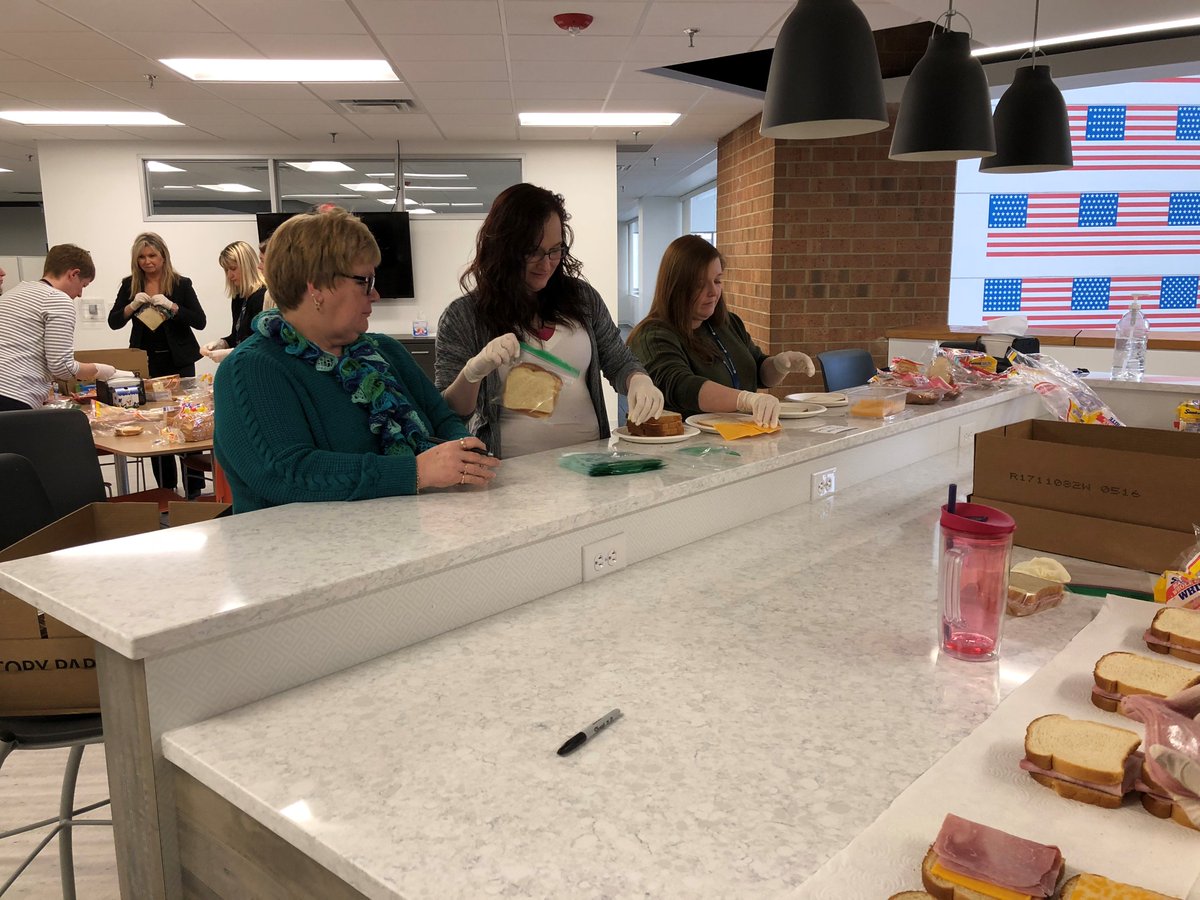 LKQRefinish's tweet photo. 184 sandwiches in 30 minutes! Our Home Office team put their break to good use, doing more for the community by preparing sandwiches for the homeless. #FMCoreValues #TBT https://t.co/tlZV5esyj0
