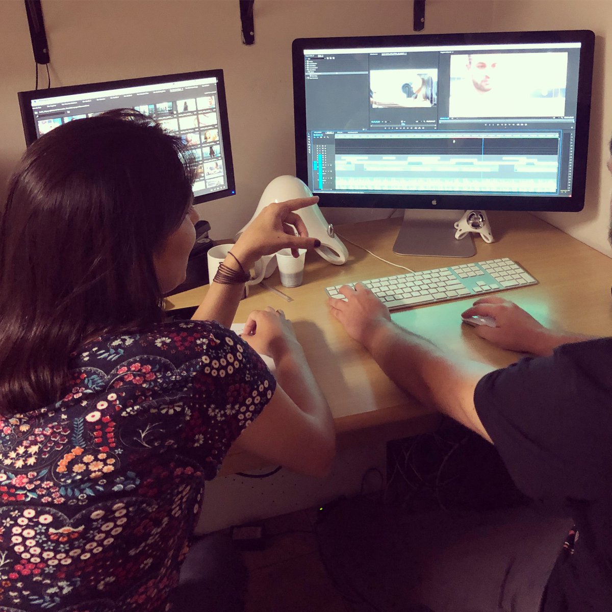 imgcontent's tweet photo. Nossa coordenadora Fernanda e o editor Campana trabalhando na montagem do próximo job #WorkInProgress #IMGContent https://t.co/pPG0PjPCF5