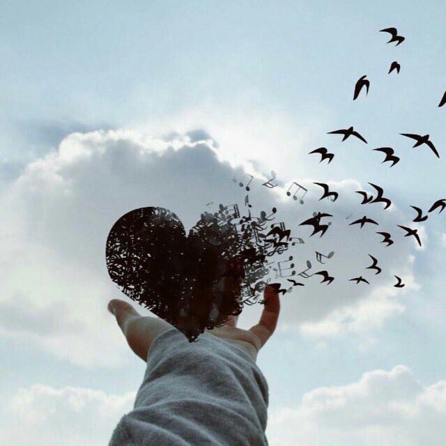 سااصنع 1000 بالون لااصل إليك اما ان الأوان لتفتح ميناء سماءك لااستقبال اشرعتي التي اتعبها الابحار بحثا عن مداراتك # اه كم انا احبك