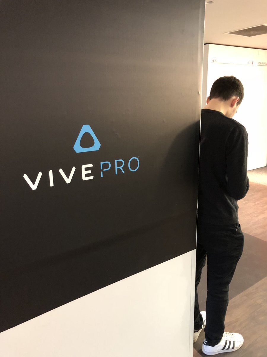 themessengersfr's tweet image. Alors Louis, ça tweete ? 📱 @actu_jv #HTCVivePro