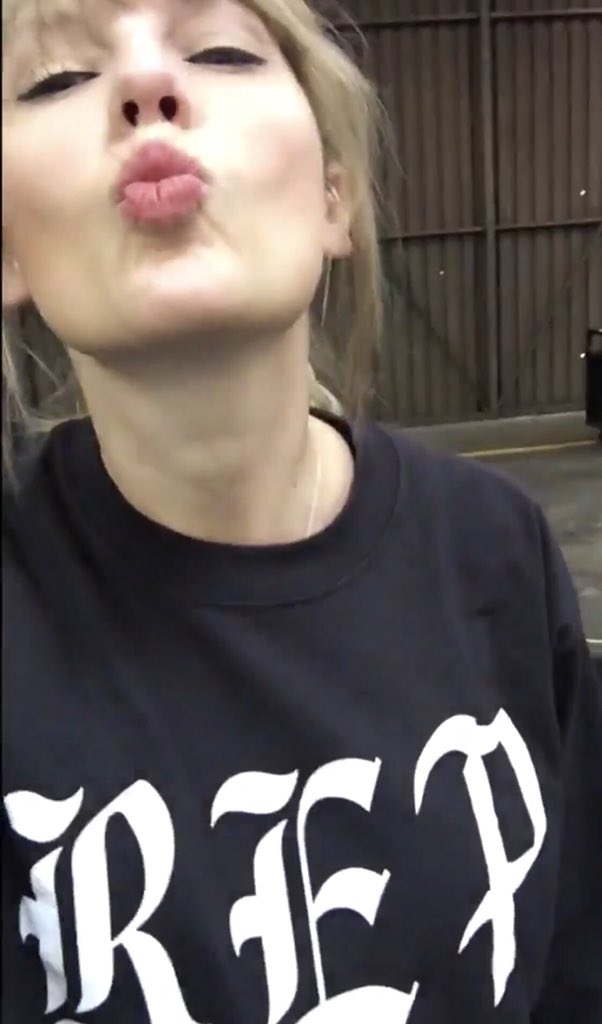 taysevolution's tweet image. Always stay the same 💋