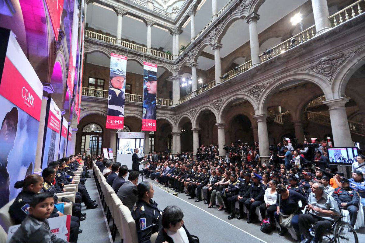 Firmamos Acuerdo por el que se incorpora a la Red de Programas Sociales del <a href="/GobCDMX/">Gobierno de la Ciudad de México</a> a custodios, policías y sus familias, sin importar su lugar de residencia #mm