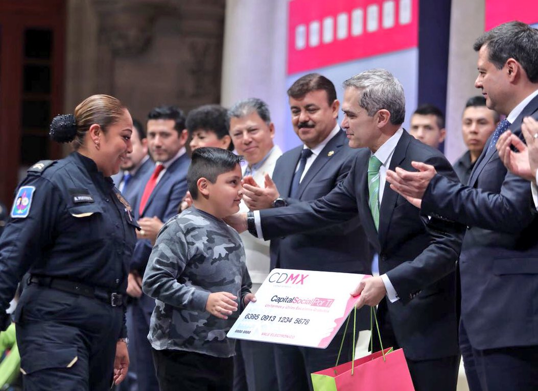 Este es un reconocimiento a las mujeres y hombres que con su labor protegen todos los días a #CDMX, cuidar a las familias de policías y custodios es un acto de reciprocidad #mm
