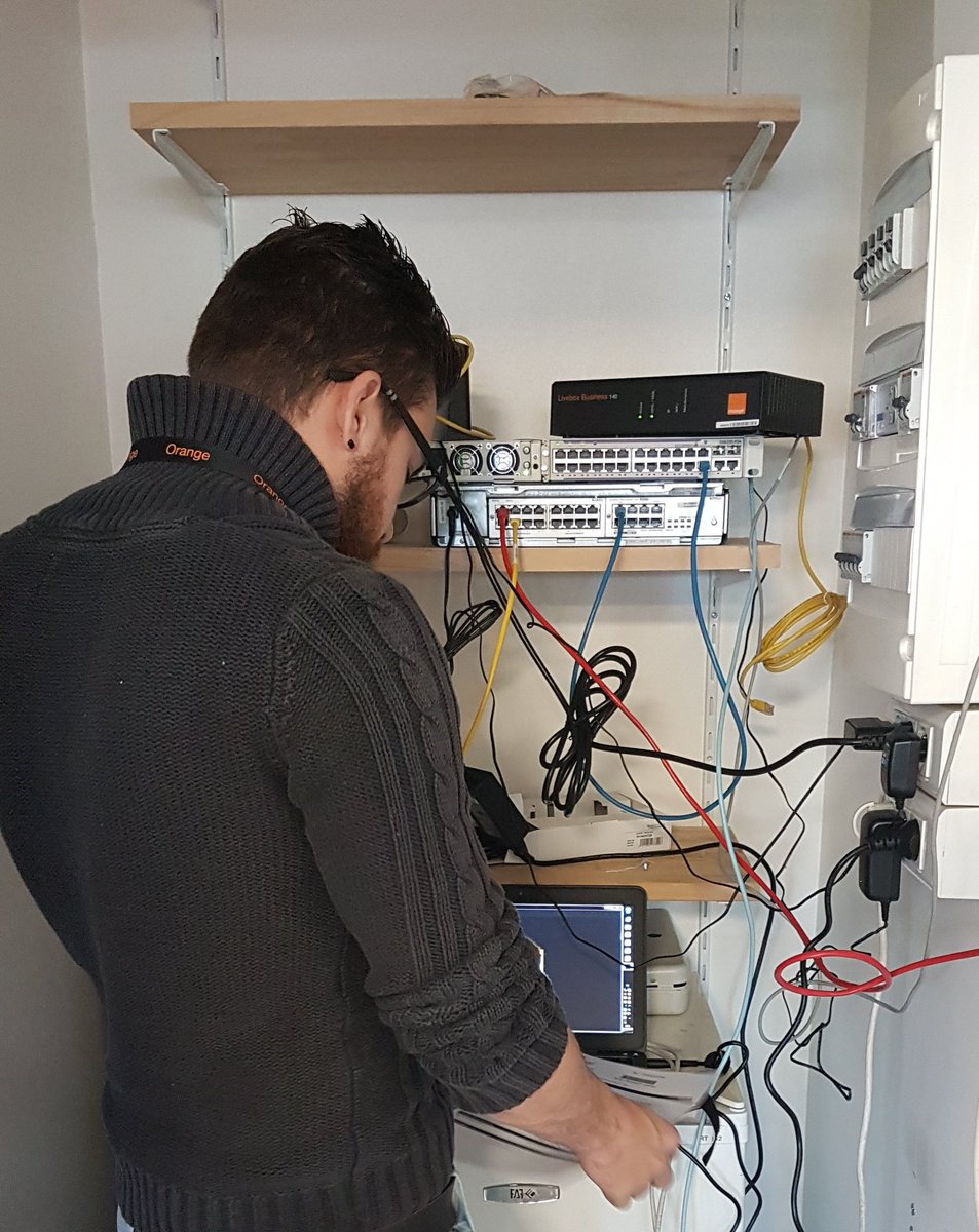 ericleblanc63's tweet photo. Très belle Journée Incomparable en compagnie de Matthieu technicien #Orange intervenant au quotidien chez nos clients Entreprises et ProPME en #NouvelleAquitaine #UIAQ #UILPC #SoOrange https://t.co/QHHkxAoZvr