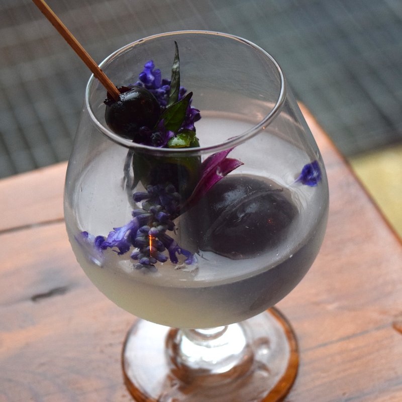 Add magical vibes to any #ThirstyThursday with color-changing cocktails <a href="/arbellachicago/">Arbella</a> @DineBLEAU <a href="/FireflyDC/">Firefly DC</a> + more: bit.ly/2GmEgZg