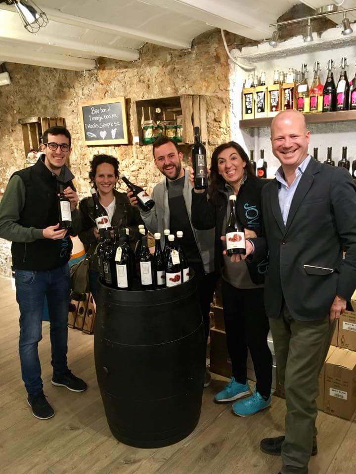 FincaMasPerdut's tweet photo. Ahir vam estar #Masperdunitzant  @JovaniVins on vam presentar els  #VinsAmbAmor Endogens i Terrers Singulars maridats amb Formatges @xerigots👌🍷Ayer estuvimos #MasPerdunitzant #bcn @JovaniVins donde presentamos #VinsAmbAmor #Endogen y #TerrerSingular  con quesos de Xerigots 😊🍷 https://t.co/pNb75e8mfE