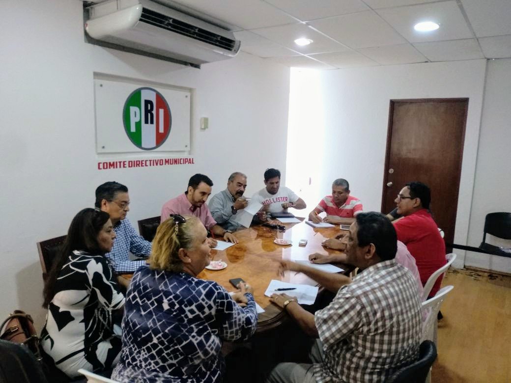 JorgeVictorFG's tweet photo. En el @CDMPRIVerPto continuamos trabajando con rumbo e ideas de cara al próximo inicio de campaña.

Unidos Somos Invencibles!
#SomosPRI https://t.co/EOhtP5DTRP