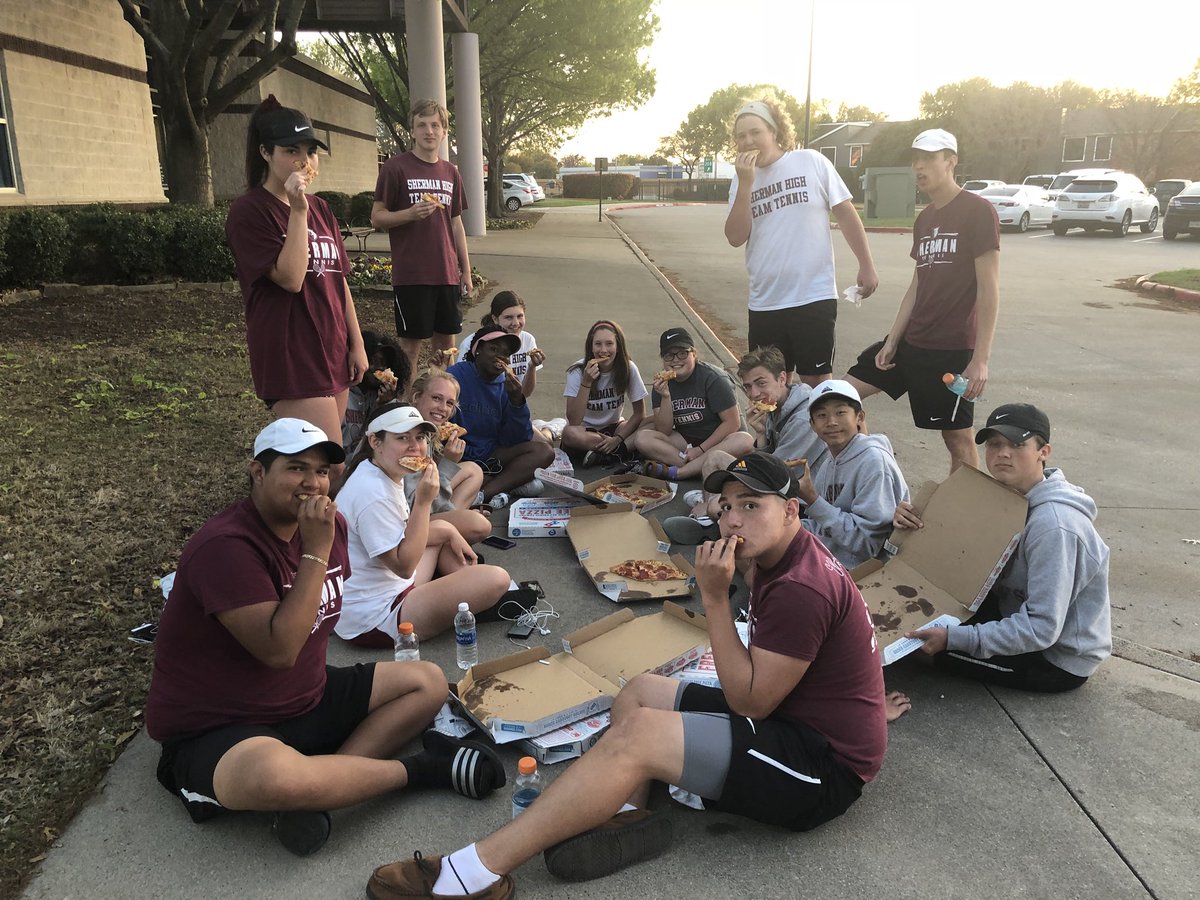 pilchypoo's tweet photo. After a long day of grinding, SHS tennis takes a nice pizza picnic in the beautiful parking lot #parkinglotpizza https://t.co/FFTVWMKSPw