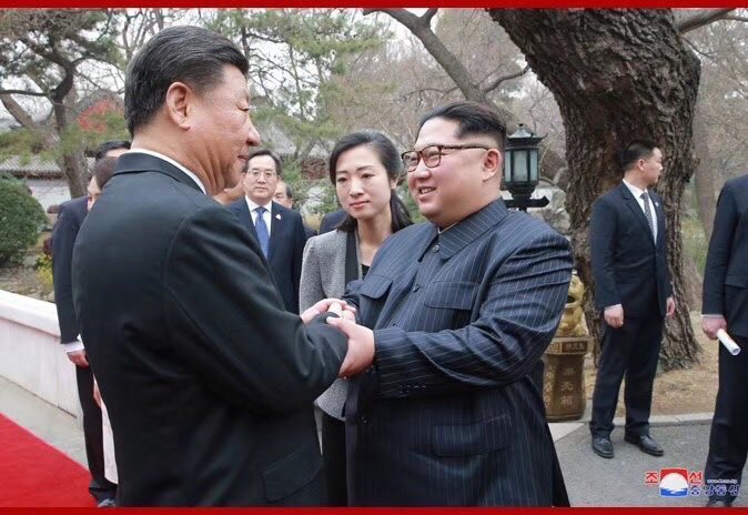 HuXijin_huaiqiu's tweet photo. 访问期间，习主席还带金委员长参观了煤山，并在一棵老槐树下握着金委员长的手表情严肃地说：“我就在这里跟你道别了”。金委员长激动地说：“你放心走吧，我会去关外跟他们好好谈的”。 https://t.co/bIvMVVHljh