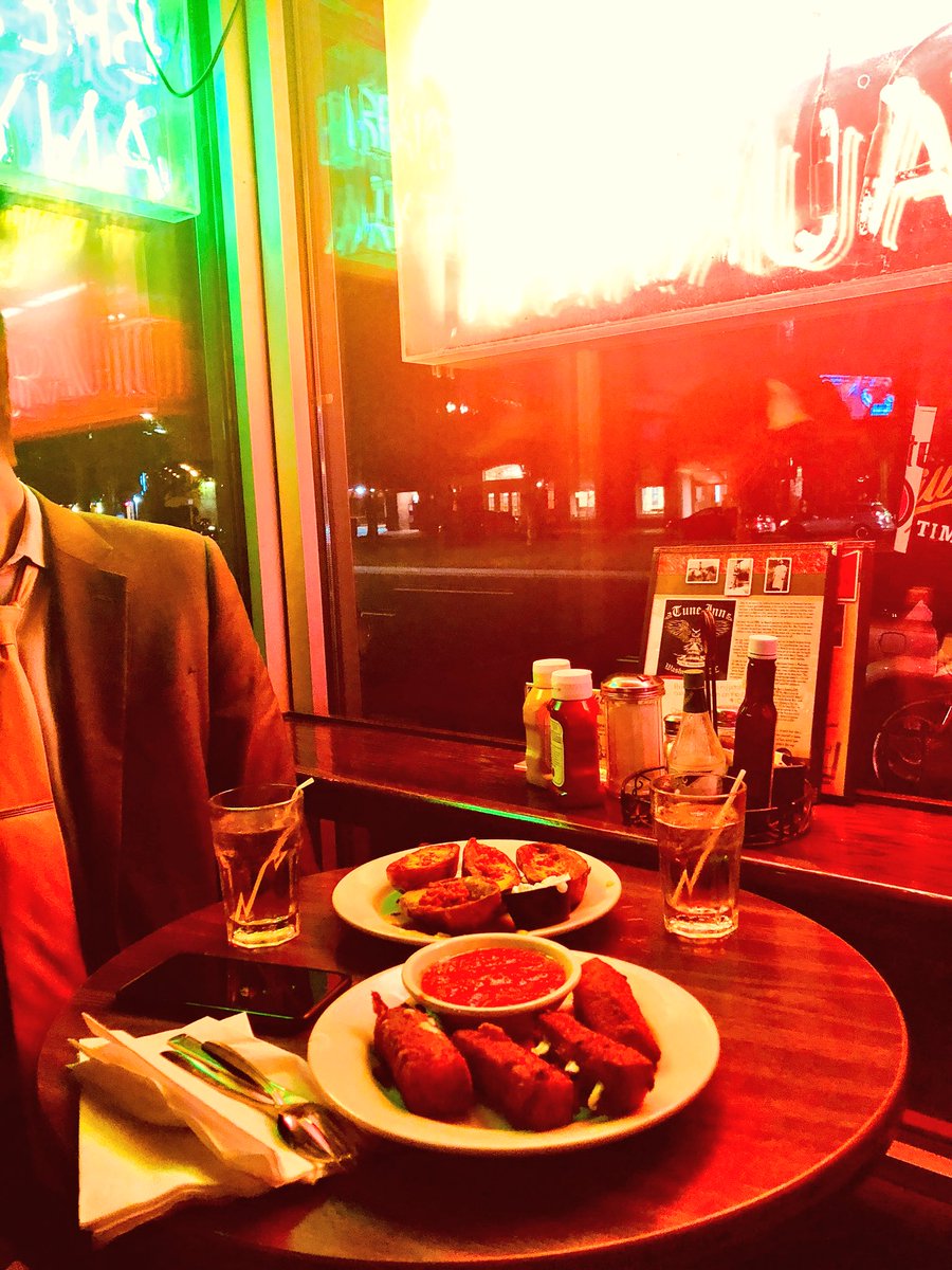 jodirichardson's tweet photo. Four years ago today, I met @rpchandler at the @TuneInnDC. We still love each other, bourbon, and mozz stix ❤️🥃 #Tuneiversary https://t.co/9cjntiVvIE