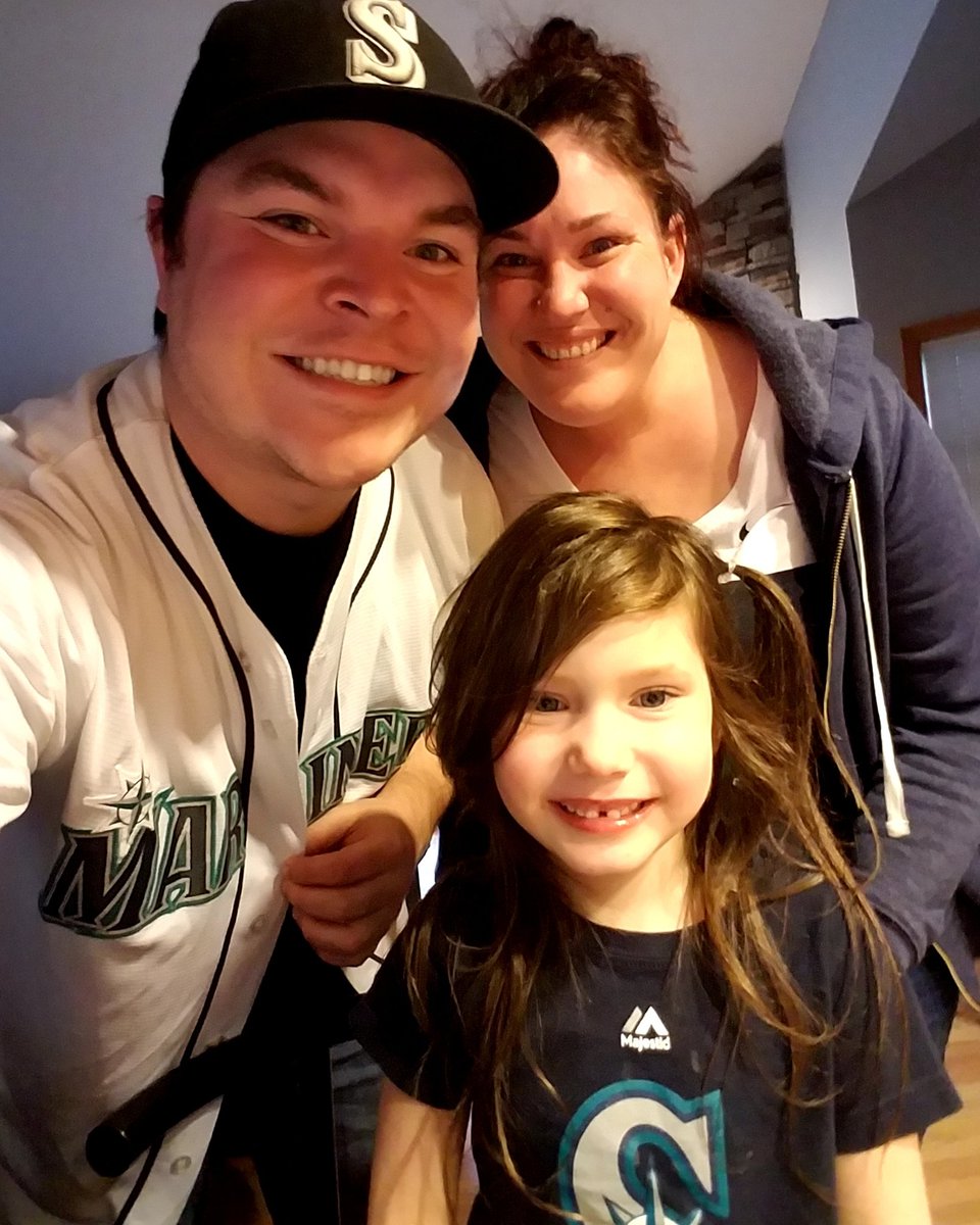 desimonster06's tweet photo. All ready for the Home Opener! #WhereIRoot #TrueToTheBlue #Mariners https://t.co/xyDrNzHMUK