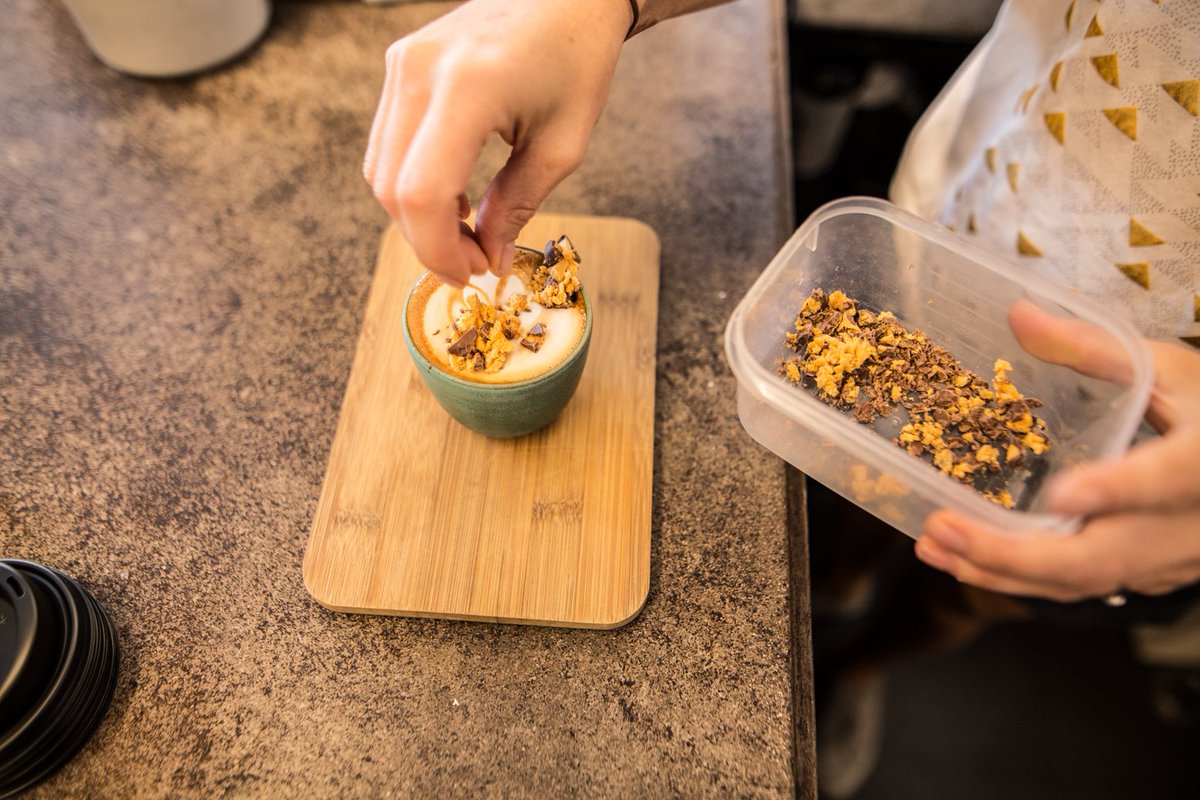 BMRoasters's tweet photo. Whoever decided to put coffee and chocolate together is a genius 🙌  Get your fix this Easter weekend with a lil’ something extra sprinkled on your cappuccino ✨ https://t.co/dsxGRpygXK