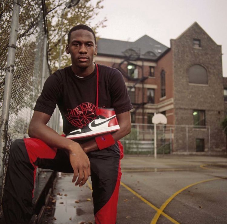 Twitter 上的Iconic Air Jordans："#ThrowbackThursday Michael Jordan showcasing the Jordan 1 in one of his first Air Jordan commercials. Is the Air Jordan 1 your favorite? #IconicAirJordans #jordan1 #retro1 #chicago #iconicjordans #