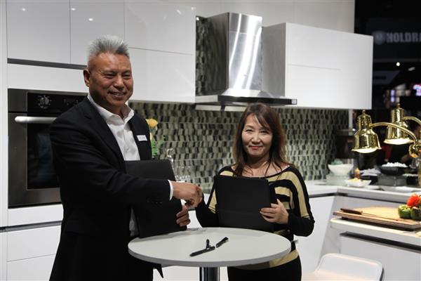GoldenHome99's tweet photo. The 2018 Kitchen &amp; Bath Industry Show (KBIS) was a huge success again this year.  We are glad to have met all these new faces when visiting our showroom.  This show was our 5th year in a row as an exhibitor and love it. #kbis #tradeshow #cabinets #wholesale #retail #kitchen #bath https://t.co/dF5yqMcu5Z